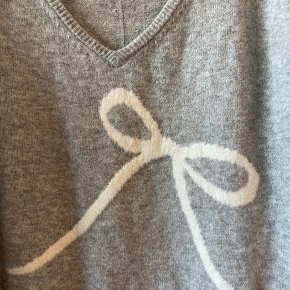 American Eagle Gray Bow Knit Sweater Size M • Long Sleeve Soft Pullover • Cute - Picture 5 of 6